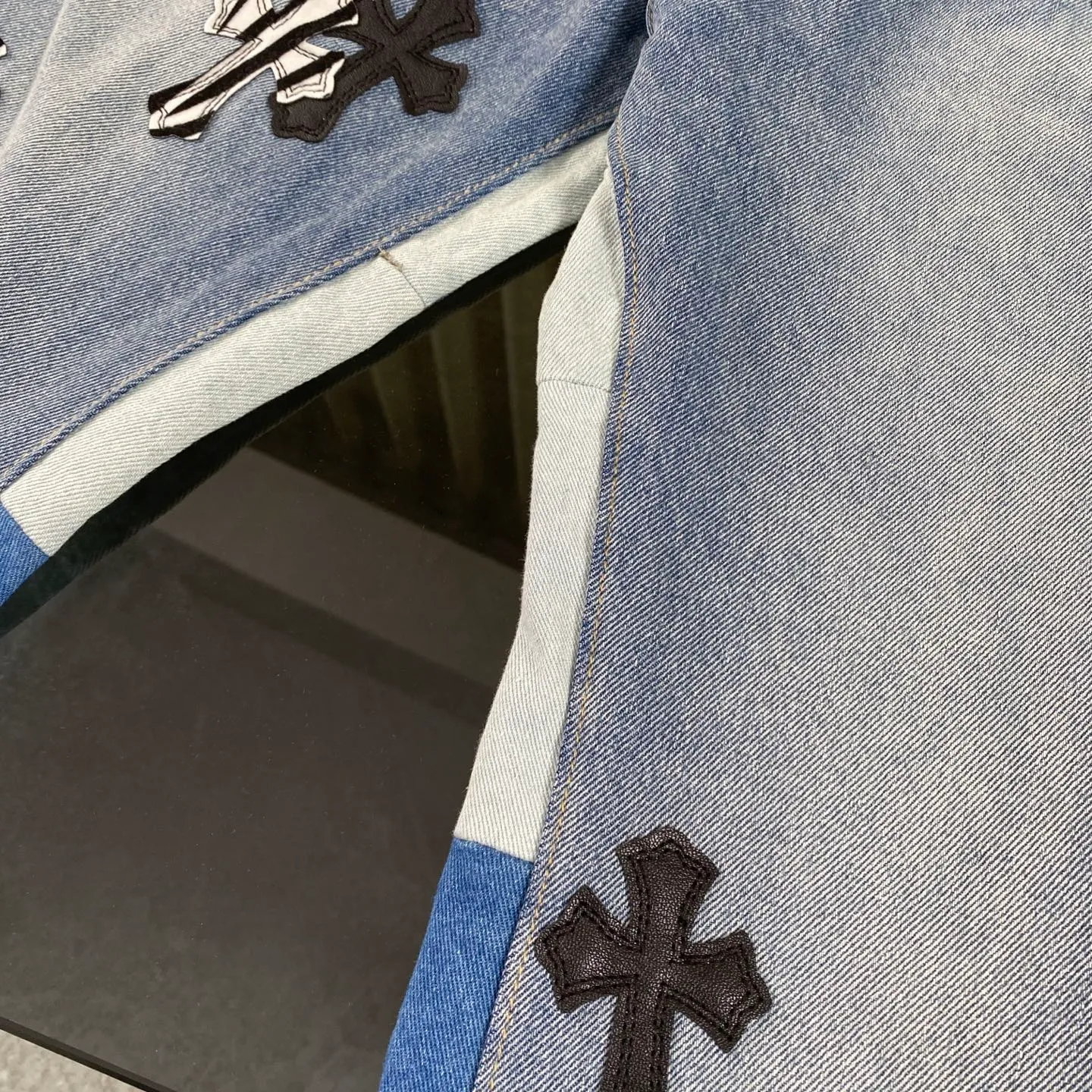 P270 CH Chromehearts zebra black and white cross patch patchwork jeans, priced at 34W level, patchwork cross pattern embellishment, washed jeans! ! An absolutely high-end luxury product, a 1.9W-level god-level single product, a super popular product, made by top heavy industry, a magic weapon that cannot be missed! [About Zangyin] This is an extremely luxurious fashion brand that can also be called the aristocracy of the high street. It has always been an exclusive brand for some hipsters or rich second generations. Compared with ordinary high streets, it is more luxurious and noble. Compared with luxury brands, it is more fashionable and individual. It has always been a brand that I have a special liking for. [Top heavy industry fashion design] Consistently high-street luxury style. Speaking of this style, the Zangyin family and GU family are definitely the leading representative brands. Especially the Zangyin family has really achieved a state-of-the-art effect in creating high-street style. The unique washed material is used to create this style. The color system is already quite eye-catching. After it is decorated with patchwork cross flowers, it cleverly highlights the charm of the brand. Secondly, this style uses classic The high-waist cutting design highlights the long legs and fashionable temperament of the upper body. The brand is highly recognizable and the slim fit configuration is more suitable for daily wear. It is a product that interprets personality, fashion, and specifications at a glance. This single product is enough to make any fan excited. It can be a white T-shirt for a youthful college style, or a tight suspender for a royal style. It has strong matching ability and can be easily controlled by men.  [Materials and craftsmanship] Needless to say, this point goes without saying. As an excellent craftsman brand, Zangyin’s requirements for details and craftsmanship are really perfect. The washed color of this model has gone through so many processes, not to mention the embellishment of denim appliques. It is also purely hand-made and sewn. Just like what they believe in, only hand-made things have soul and have the meaning of wear. A top-notch heavy-duty fashionable denim item, I look forward to your perfect interpretation! !  Color: black gray Size: 28-36
